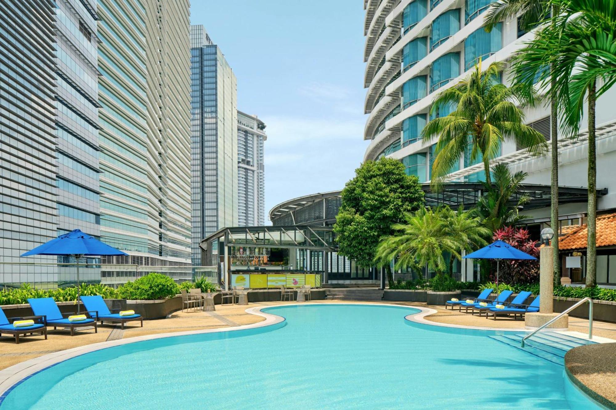 Le Meridien Kuala Lumpur Eksteriør billede The pool at the hotel