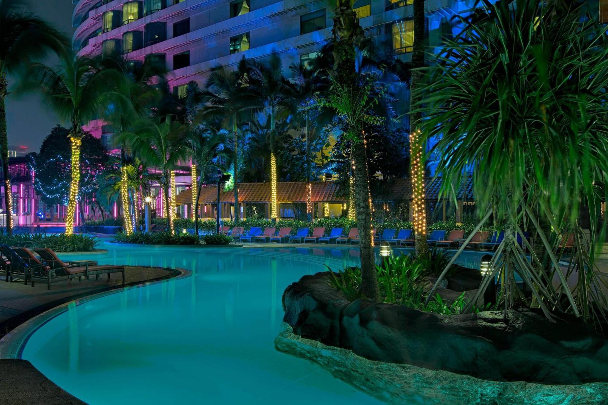 Le Meridien Kuala Lumpur Eksteriør billede The pool at the Royal Paragon Hotel