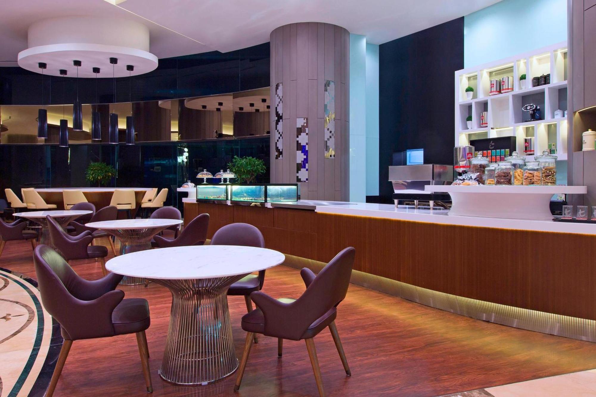 Le Meridien Kuala Lumpur Eksteriør billede The lounge at the airport
